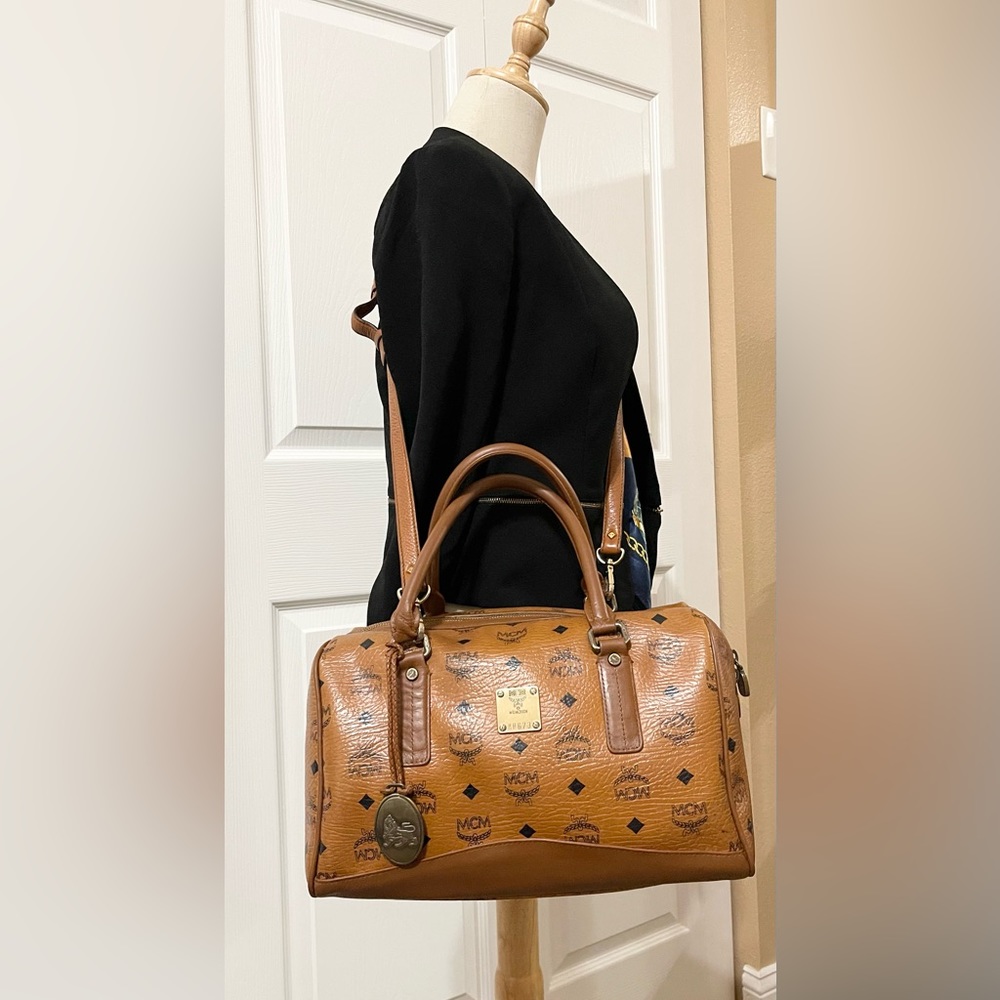 👜 MCM Visetos Cognac  Medium Boston Bag, with Lady Lion - 2-way bag - Picture 9 of 15